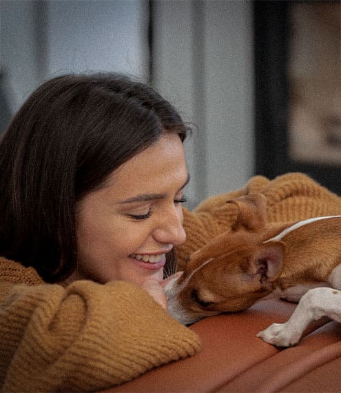 Veterinario revisando a un cachorro en una clínica, con énfasis en su salud y bienestar.