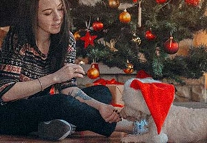 5 ALIMENTOS NAVIDEÑOS QUE NUNCA DEBES DARLE A TU PERRO