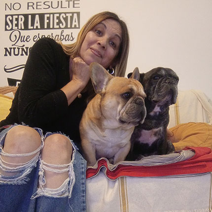 Alejandra descubrió el amor puro a través de Luca y Napoleón, dos perritos que transformaron su vida.