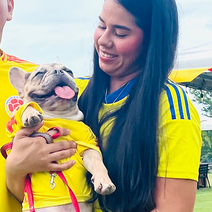 Malcom, un bulldog que llegó como una sorpresa para Wendy, ha traído alegría, amor y un renovado sentido de esperanza a su vida y la...